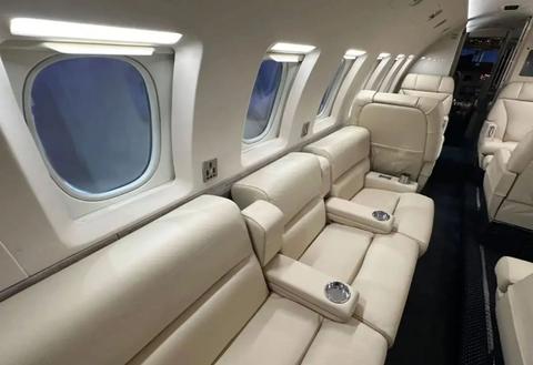 Открыть на весь экран Hawker 700B 3